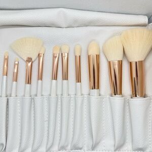 La Beaute Soi 10-Piece Makeup Brush Set.